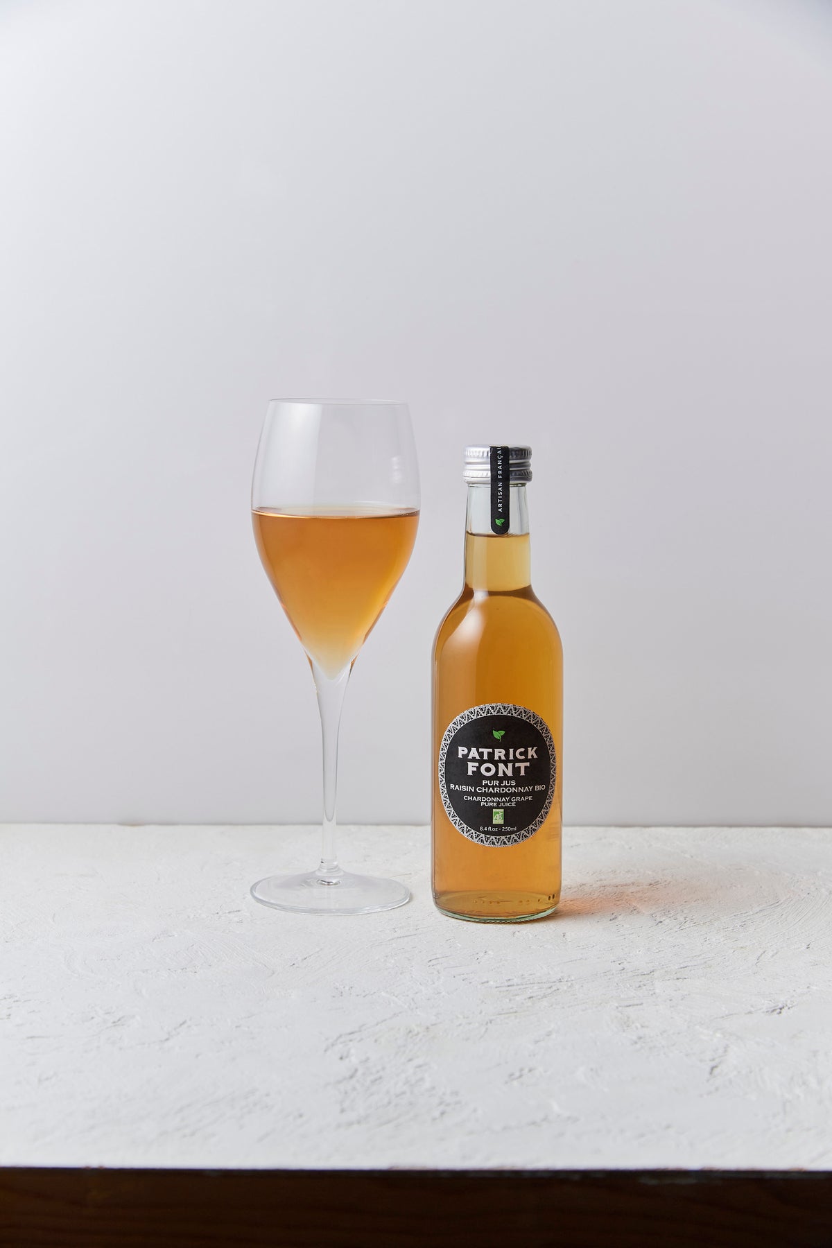 シャルドネ種白ブドウジュース 250ml とグラス